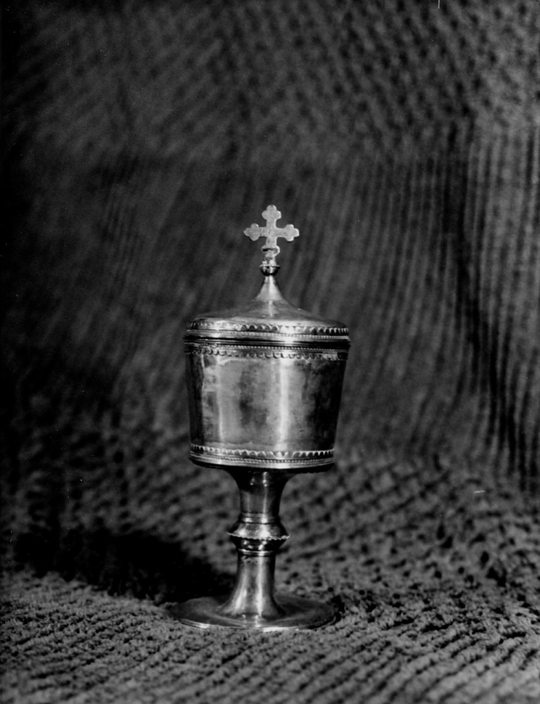 Motivi decorativi a perle ed a festoni/ Croce (pisside) - ambito abruzzese (ultimo quarto sec. XV)