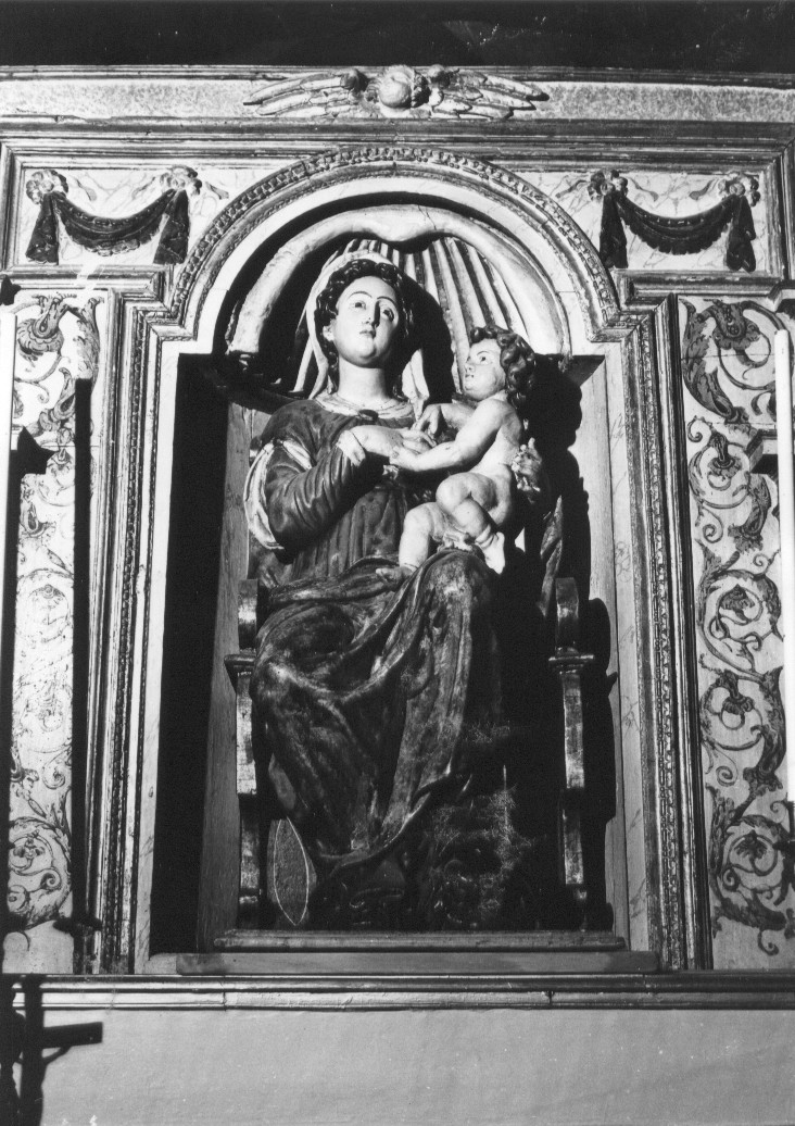Madonna con Bambino in trono (statua) - ambito abruzzese (secondo quarto sec. XVII)