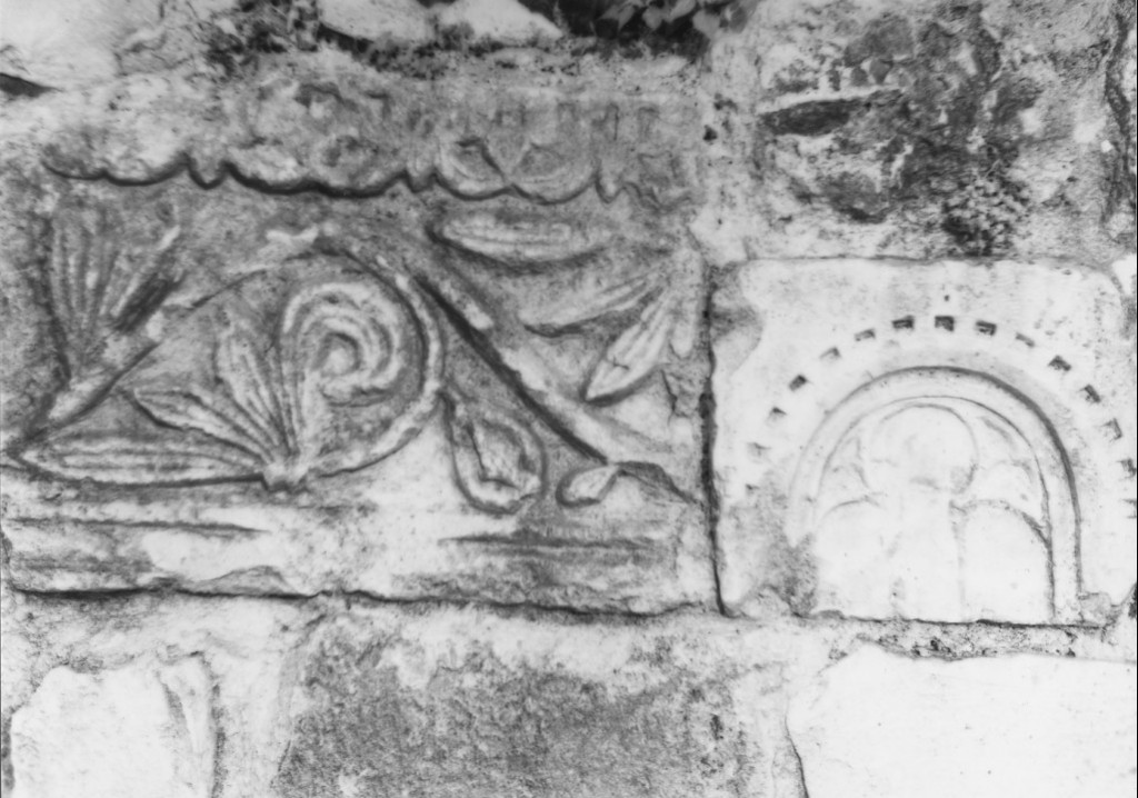 Motivi decorativi vegetali; girali;trifora (rilievo, frammento) - ambito benedettino (fine/inizio secc. XII/ XIII)