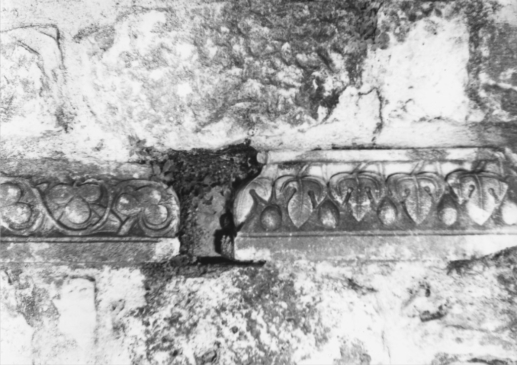 Motivi decorativi vegetali a foglie, a girali (capitello, frammento) - ambito Italia centrale (sec. II, sec. XIV)