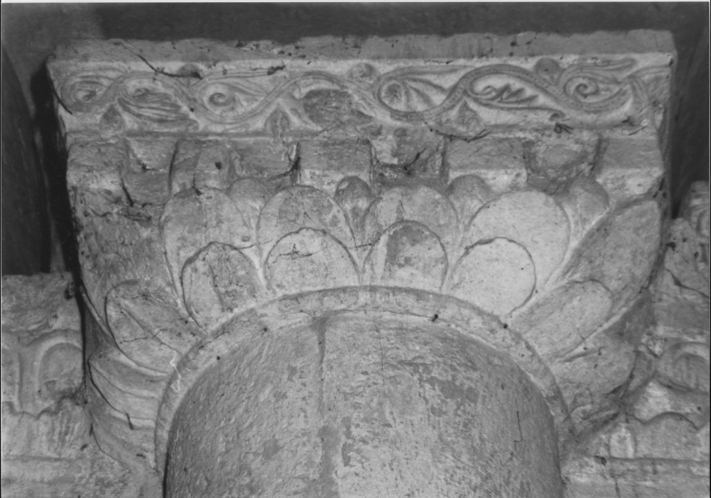 Motivi decorativi a foglie acquatiche, a gocce, a girali vegetali (semicapitello) - ambito benedettino (fine/inizio secc. XII/ XIII)