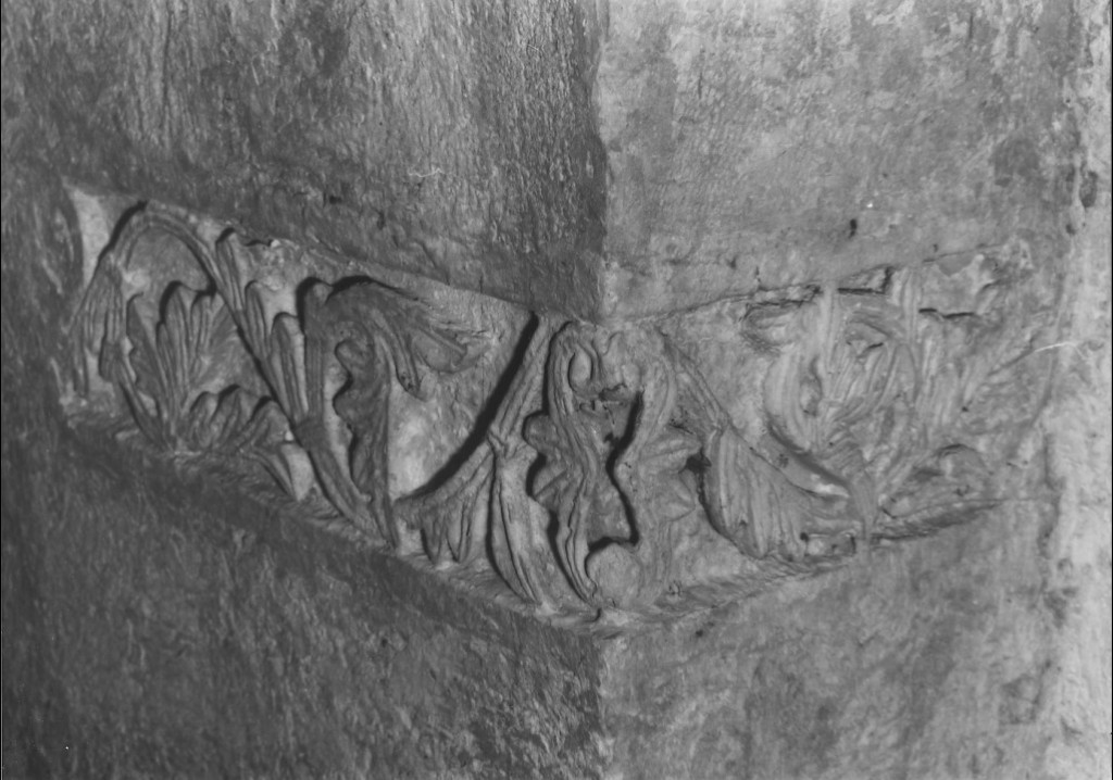 Motivi decorativi a girali vegetali (rilievo, serie) - ambito benedettino (fine/inizio secc. XII/ XIII)