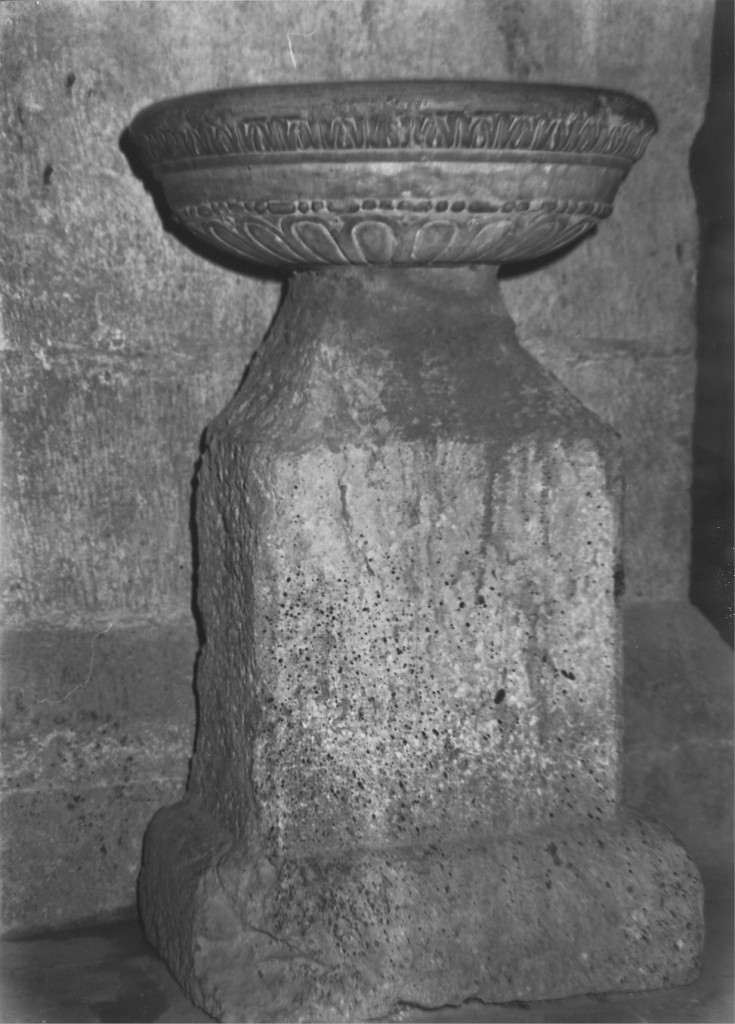 Motivi decorativi vegetali ed animali, a perle ed a baccellature (acquasantiera - a fusto) - ambito Italia centrale (sec. XVI)