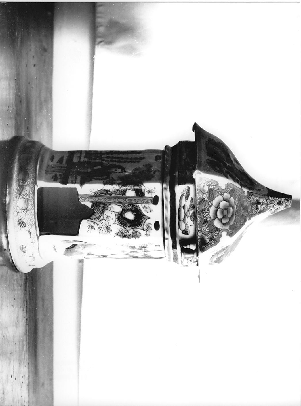 motivi decorativi floreali (bruciaprofumi) - manifattura Italia centrale (metà sec. XIX)