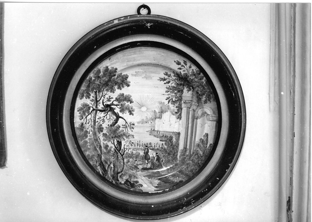 paesaggio con rovine (piatto) di Cappelletti Nicola (attribuito) (metà sec. XVIII)