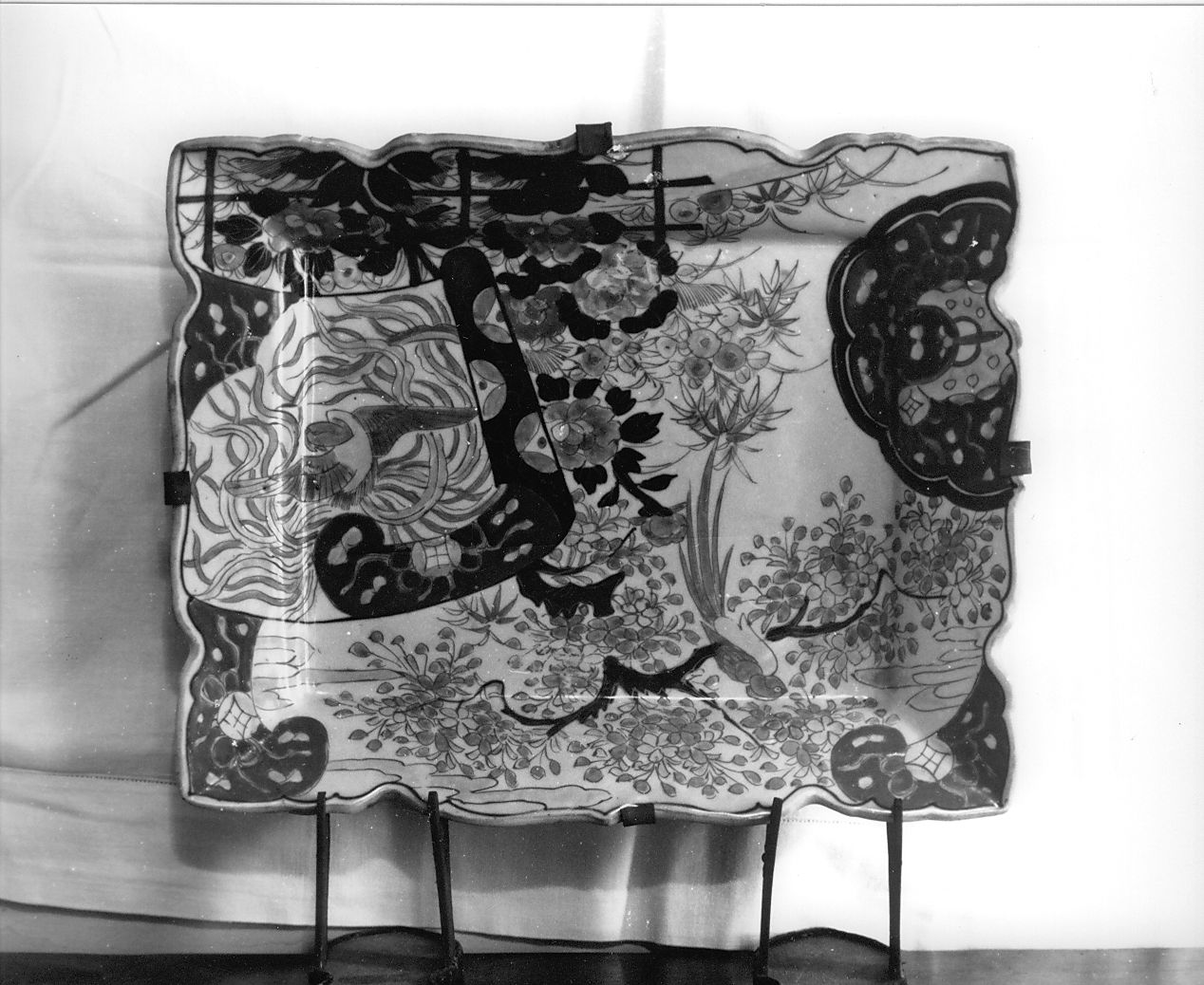 motivi decorativi floreali (vassoio) - manifattura cinese (metà sec. XIX)