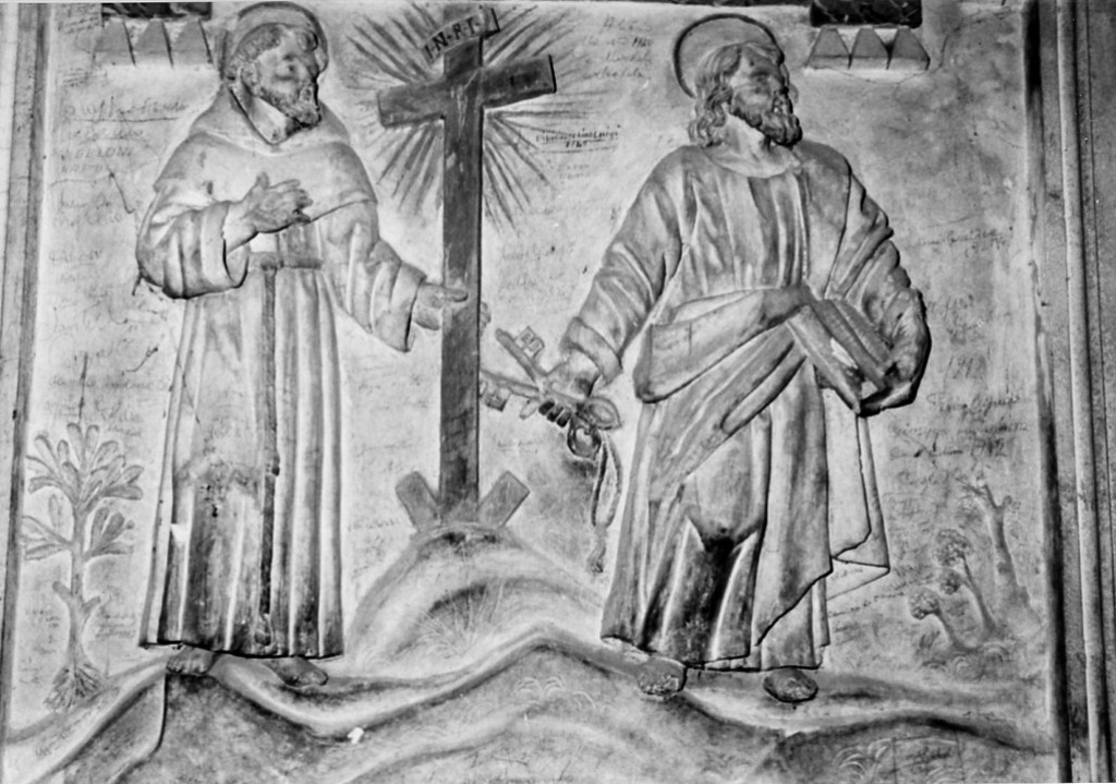 croce con San Francesco d'Assisi e San Pietro (rilievo) di Perada D (attribuito) (sec. XVII)