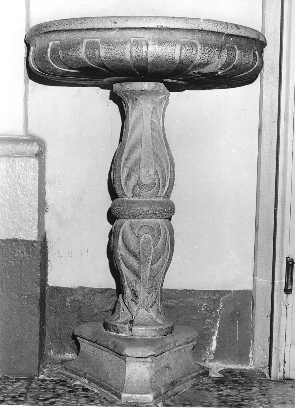 motivi decorativi geometrici con volute vegetali/ Battesimo di Cristo (fonte battesimale, opera isolata) - ambito Italia centrale (sec. XIX)