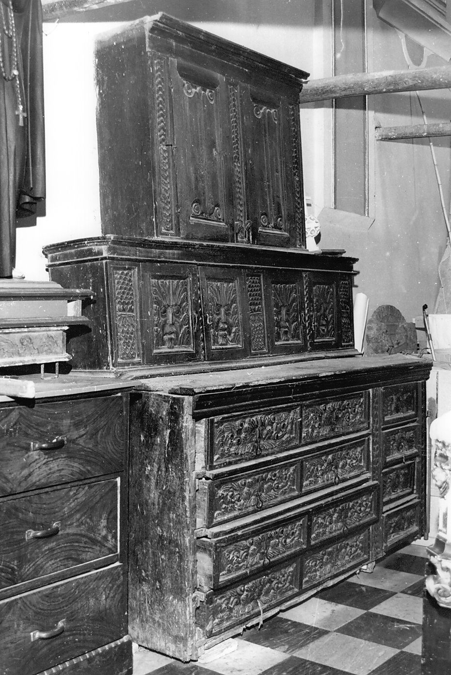 motivi decorativi geometrici con volute/ angioletti/ mascheroni (credenza, opera isolata) - ambito Italia centrale (sec. XVII)