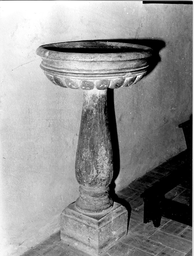 acquasantiera - a fusto - ambito abruzzese (sec. XVI)