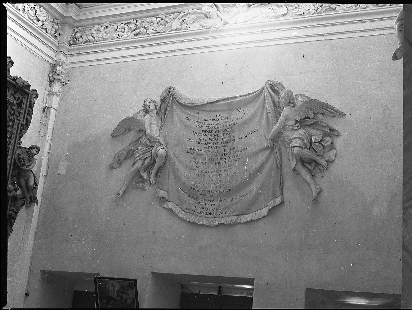 angeli reggidrappo con iscrizione (rilievo) - ambito Italia centrale (sec. XVII)