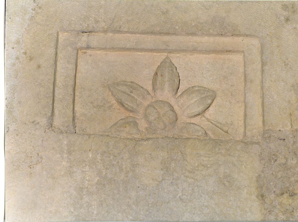 fiore (rilievo) - ambito Italia centrale (sec. I)