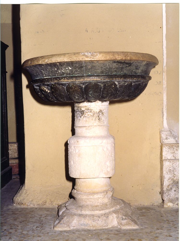 acquasantiera - a fusto - ambito Italia centrale (sec. XVI)