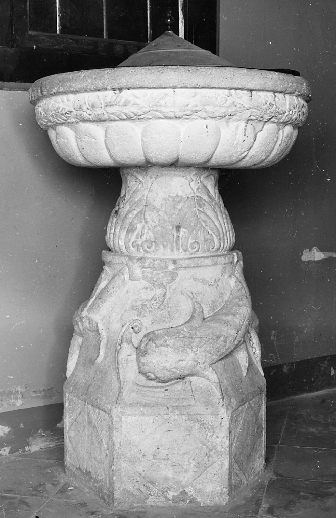 acquasantiera, opera isolata - ambito abruzzese (sec. XVI)