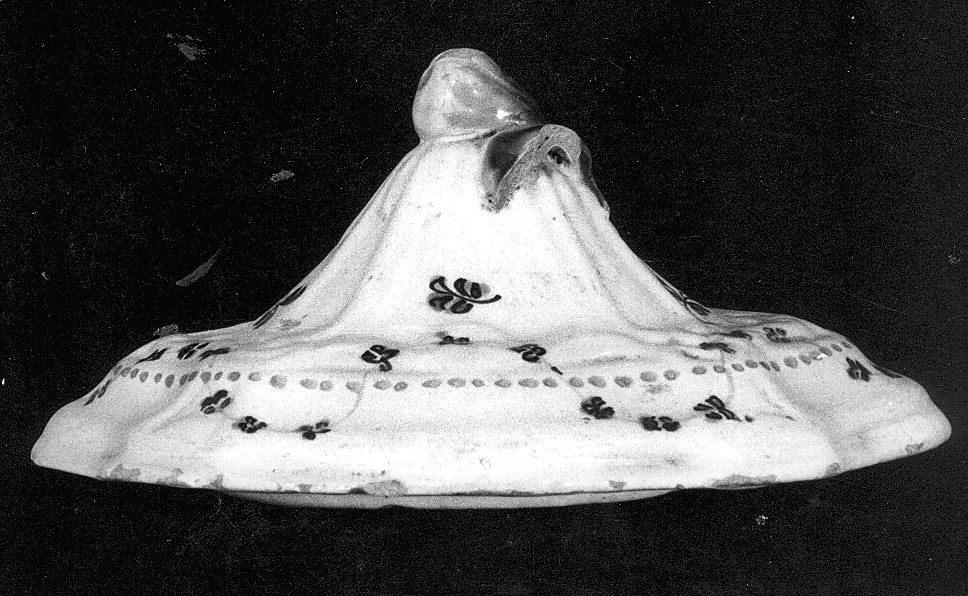 motivi decorativi floreali (coperchio di zuppiera) - manifattura Italia centrale (sec. XVIII)