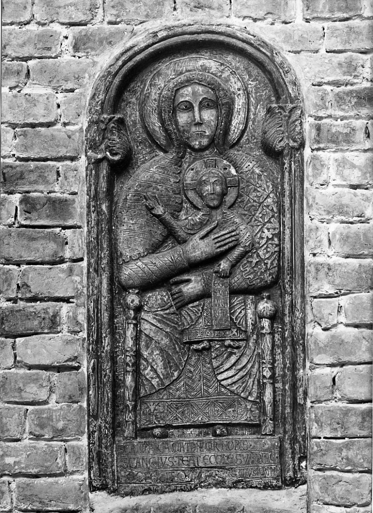 Madonna con Bambino in trono (rilievo) di Gualtiero d'Alemagna (maniera) (sec. XIII)