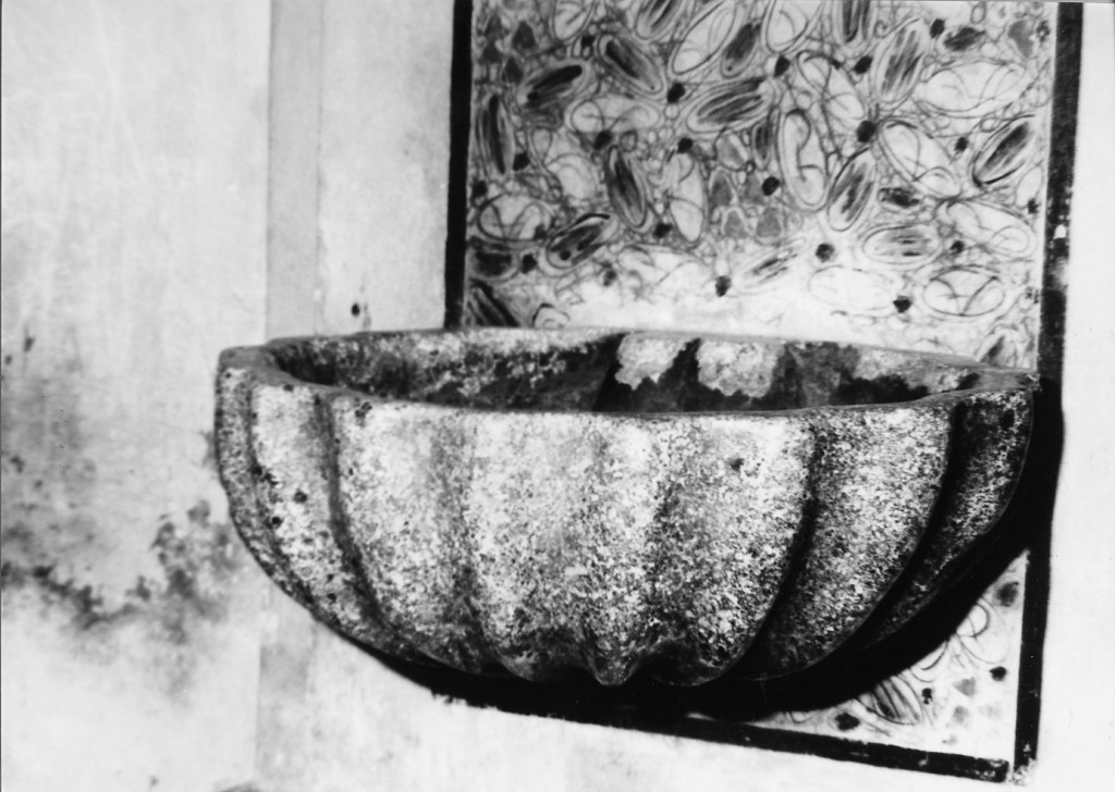 acquasantiera da parete, coppia - ambito abruzzese (seconda metà sec. XVIII)