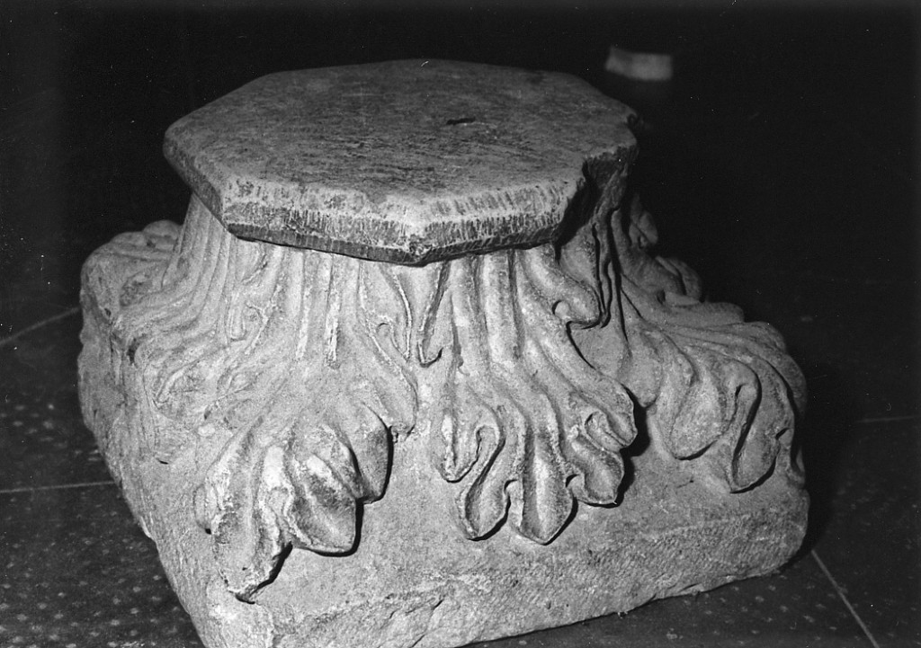 capitello, frammento - produzione abruzzese (prima metà sec. XV)