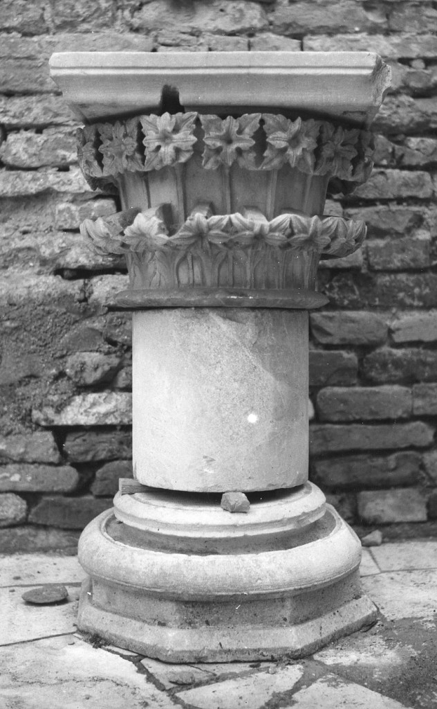 capitello di colonna, frammento - ambito Italia centrale (sec. XIII)
