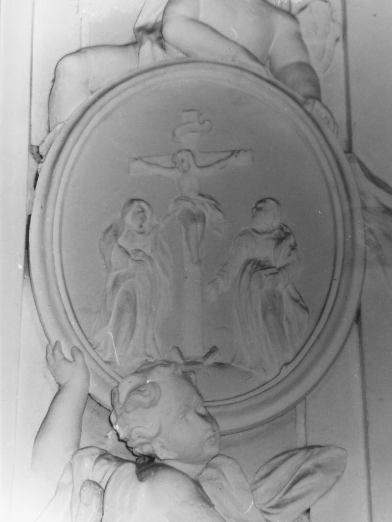 crocifissione di Cristo tra la Madonna e San Giovanni Evangelista (rilievo) di Gianni G (cerchia) (sec. XVIII)