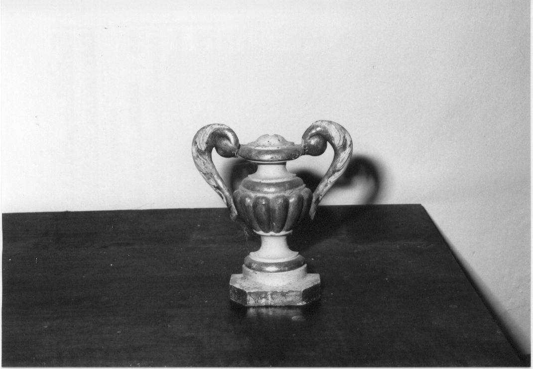 vaso d'altare con composizione floreale, serie - bottega Italia centrale (sec. XIX)