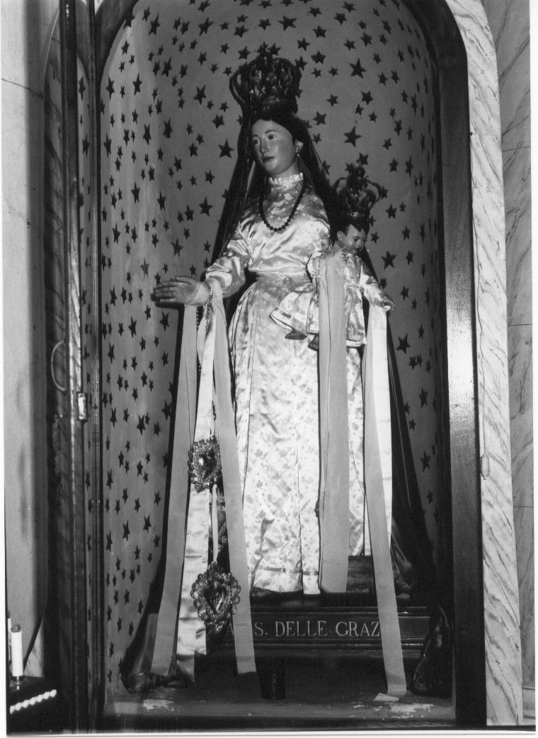 Madonna con personaggi che implorano il suo aiuto (statua, opera isolata) - bottega Italia centrale (sec. I)