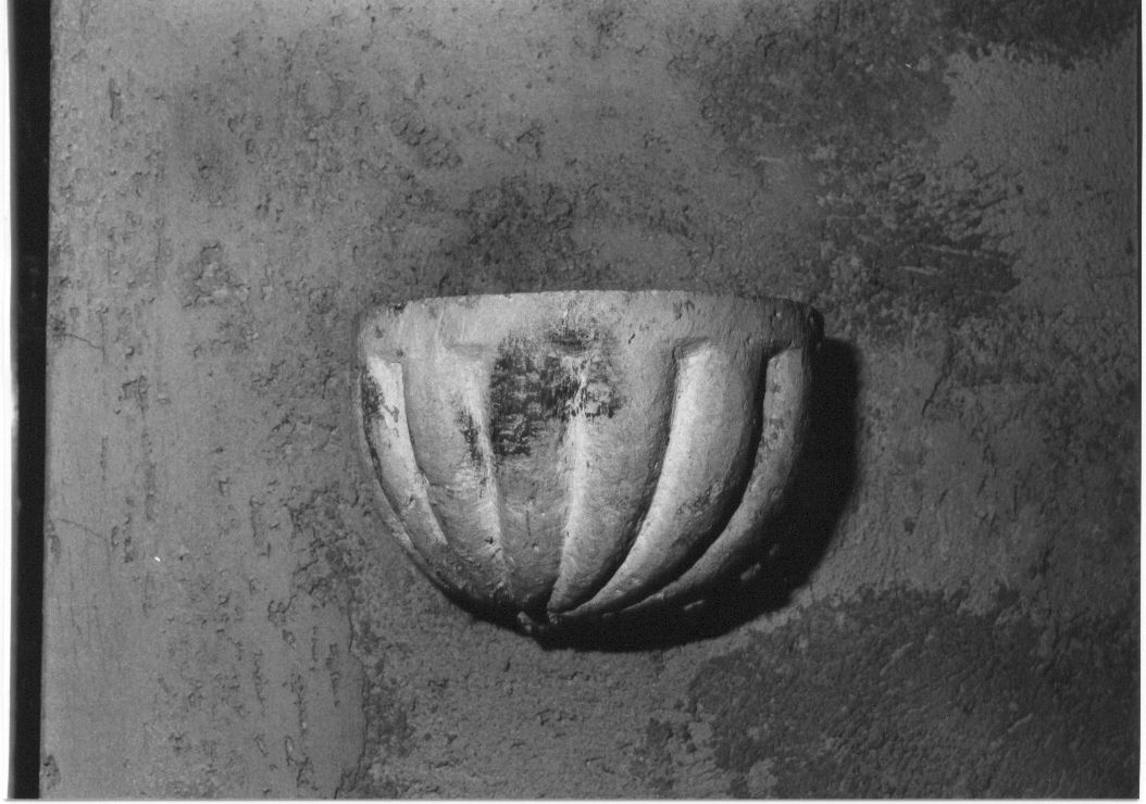 acquasantiera, opera isolata - bottega Italia centrale (sec. XX)