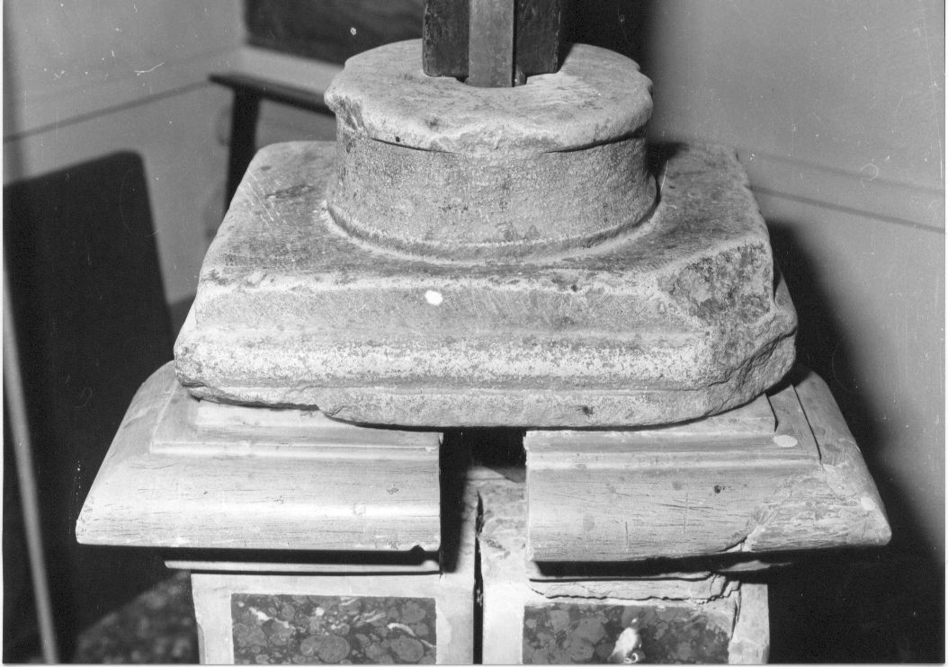 base per croce, opera isolata - bottega Italia centrale (sec. XVI)