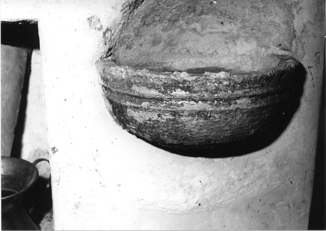 acquasantiera da parete, opera isolata - bottega Italia centrale (sec. XVI)