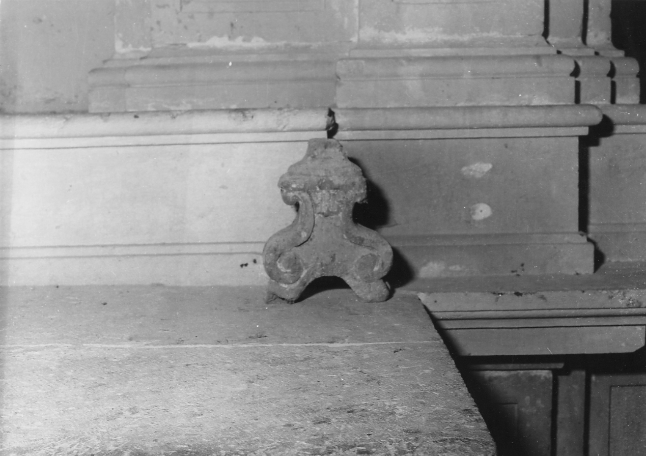 base per croce, opera isolata - bottega Italia centrale (sec. XVI)