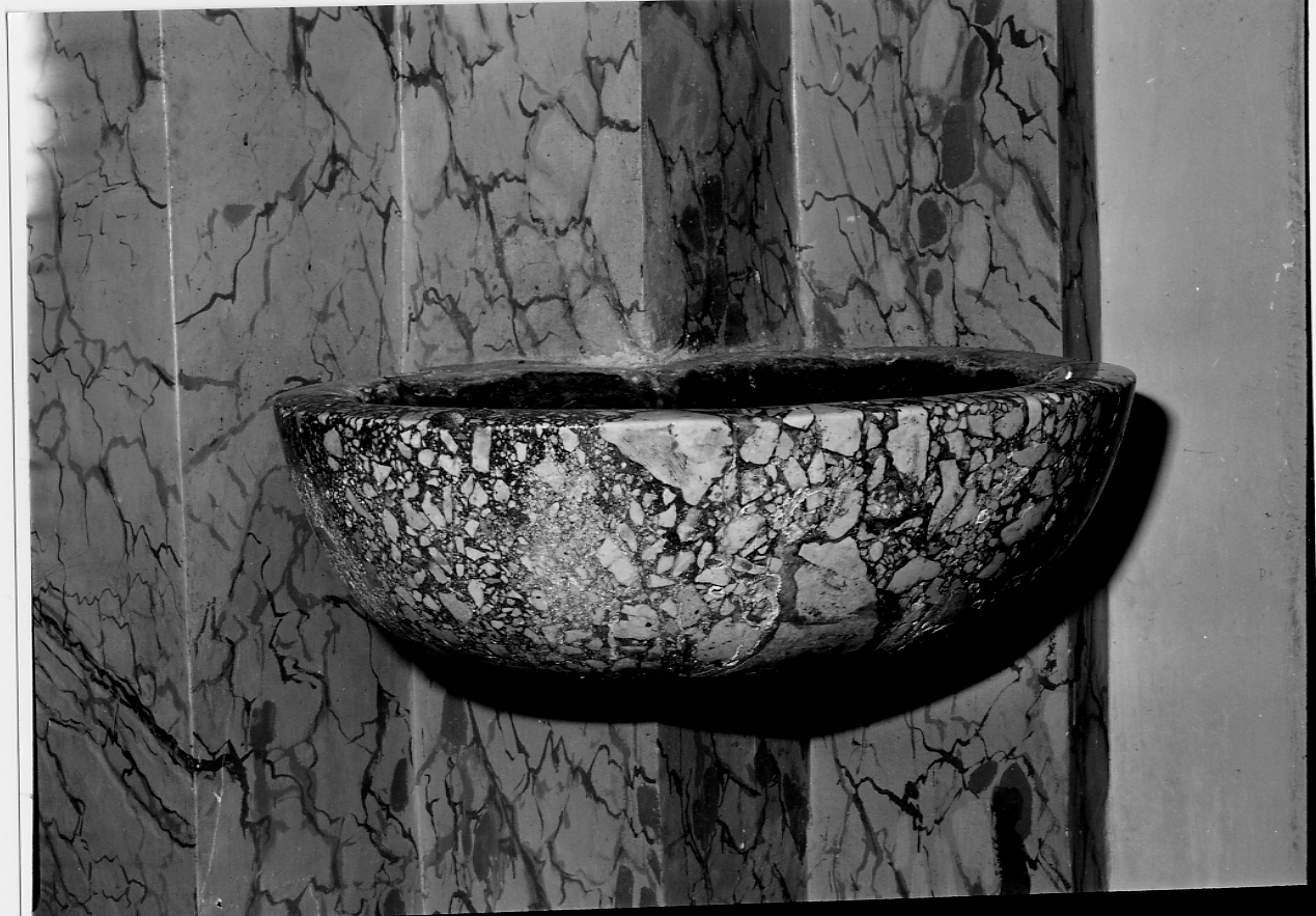 acquasantiera da parete, opera isolata - bottega Italia centrale (sec. XX)