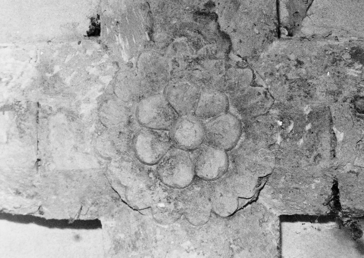 motivi decorativi floreali (rilievo, opera isolata) - bottega Italia centrale (fine/inizio secc. XV/ XVI)