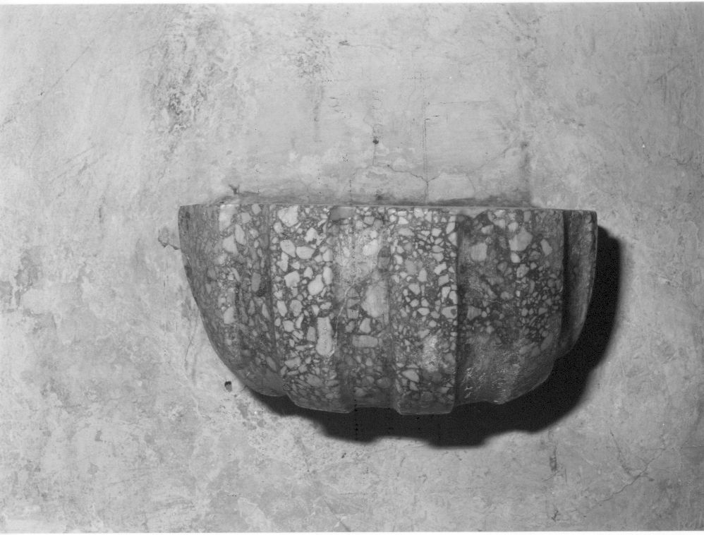 acquasantiera da parete, opera isolata - bottega Italia centrale (sec. XIX)