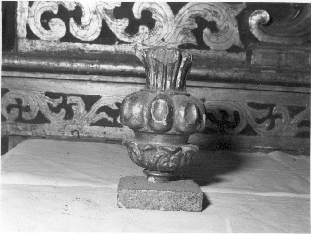 vaso d'altare con composizione floreale, opera isolata - bottega Italia centrale (sec. XIX)