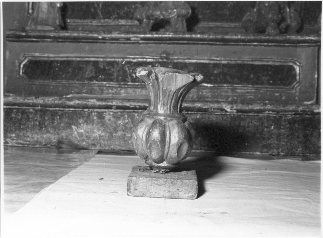 vaso d'altare con composizione floreale, opera isolata - bottega Italia centrale (sec. XIX)