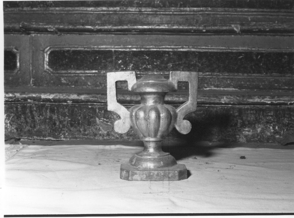 vaso d'altare con composizione floreale, serie - bottega Italia centrale (sec. XIX)