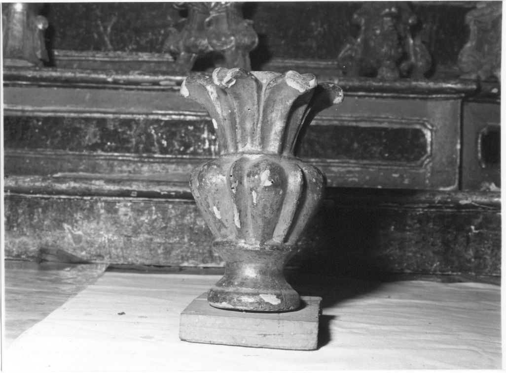 vaso d'altare con composizione floreale, opera isolata - bottega Italia centrale (sec. XIX)