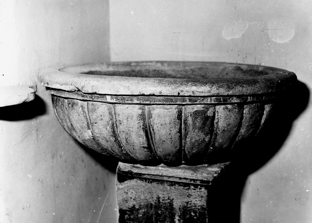 vasca di acquasantiera - ambito Italia centrale (sec. XVI)