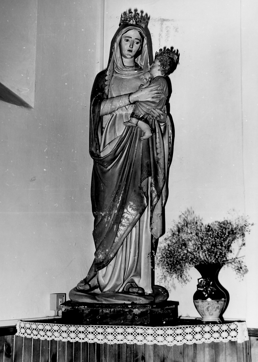 MADONNA CON BAMBINO (statua) di Malecore Giuseppe (sec. XX)