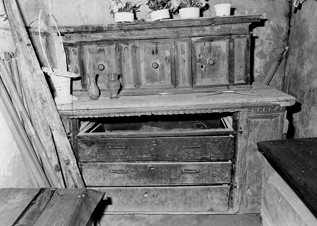 mobile da sacrestia con alzata - ambito Italia centrale (sec. XIX)