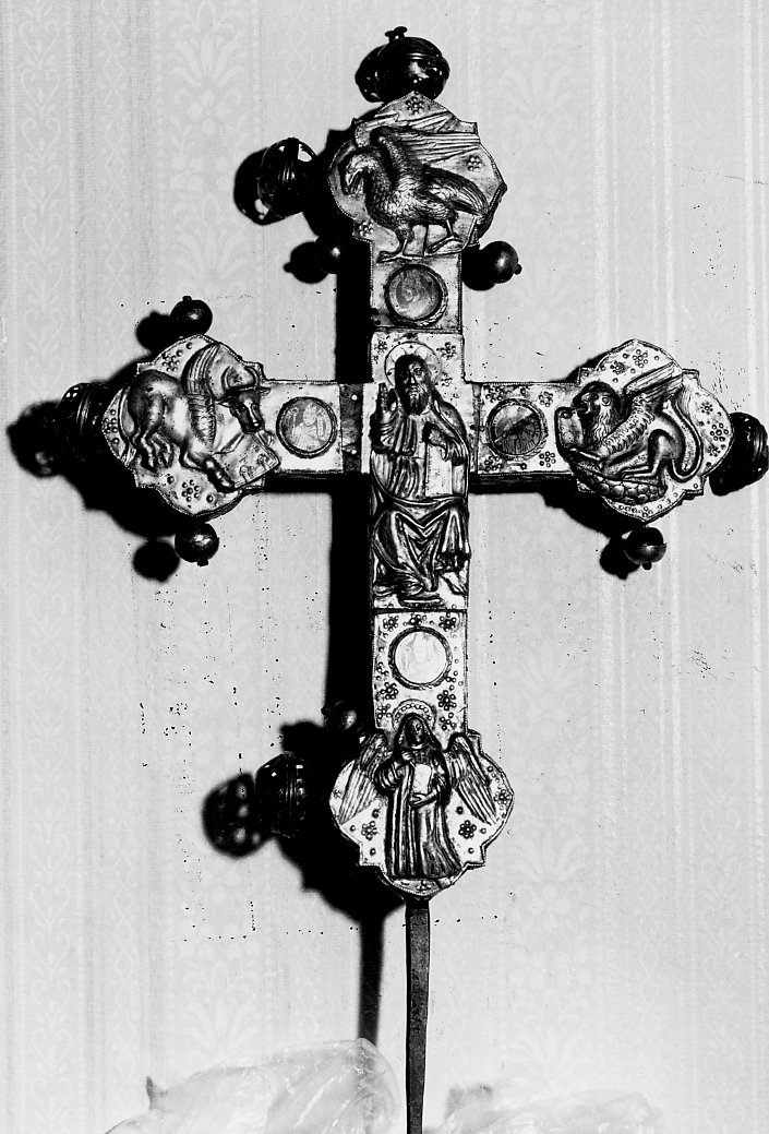 RECTO: CRISTO CROCIFISSO, MADONNA IN TRONO CON BAMBINO, PIE DONNE, VERSO: DIO PADRE, SIMBOLI DEGLI EVANGELISTI, SANTI VESCOVI (croce processionale, opera isolata) - ambito Italia centrale (sec. XVI)