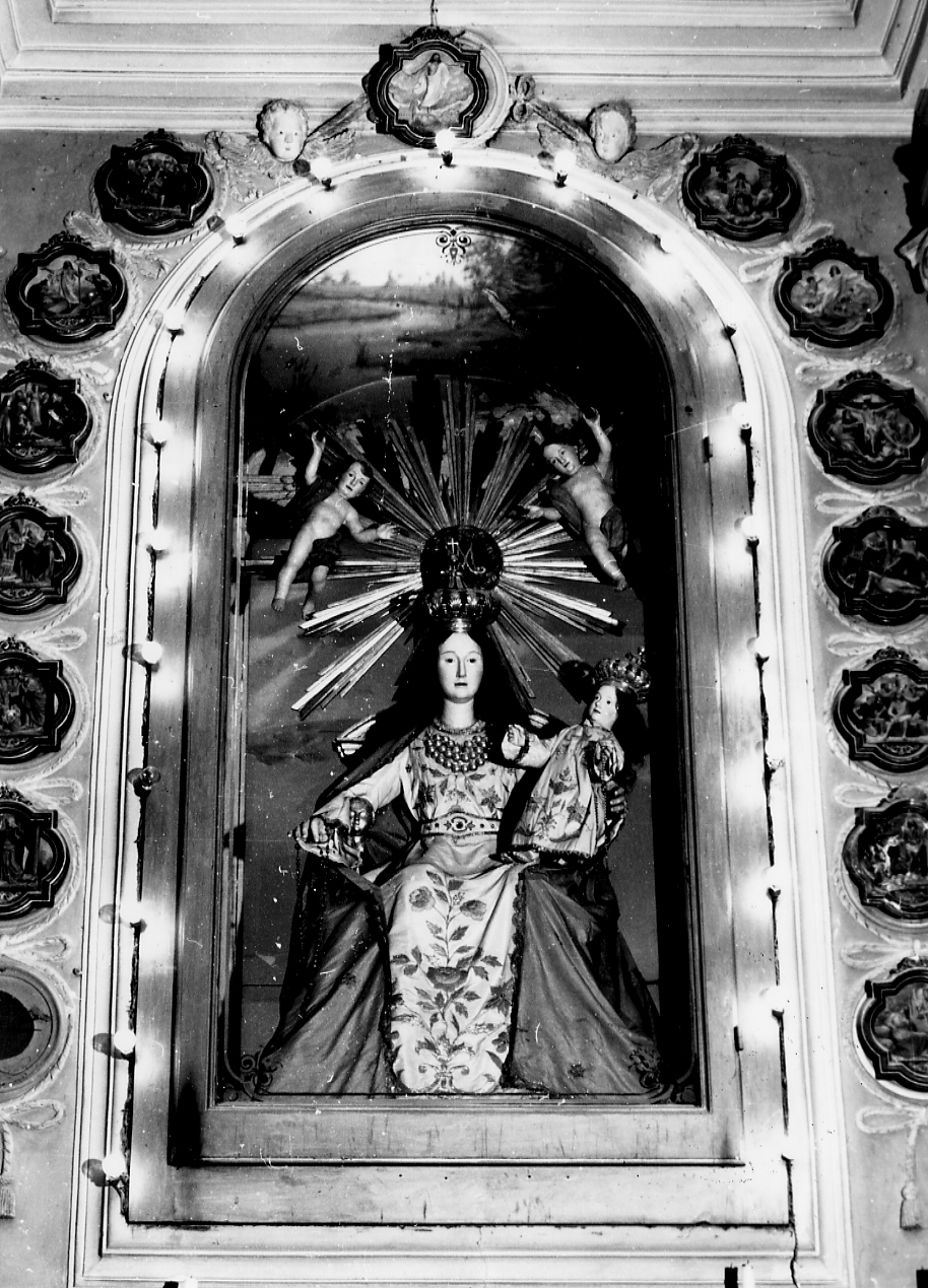 MADONNA CON BAMBINO IN TRONO (gruppo scultoreo, insieme) - ambito Italia centrale (inizio sec. XX)