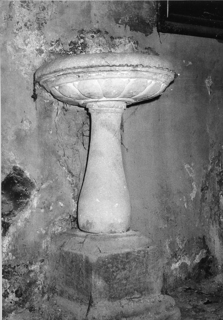 acquasantiera - a fusto - produzione abruzzese (prima metà sec. XVIII)