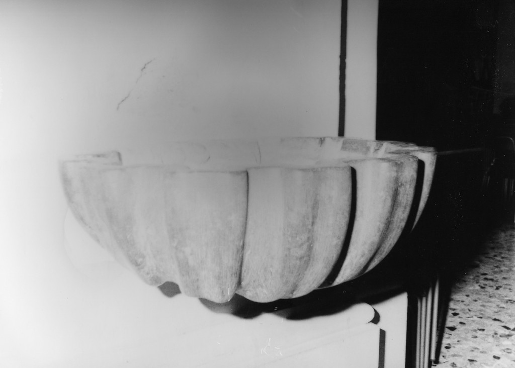 acquasantiera - a conchiglia, coppia - ambito Italia centrale (sec. XV)