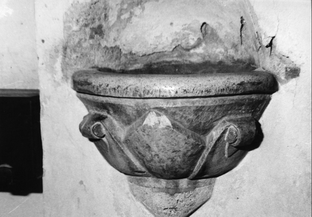 acquasantiera da parete - produzione abruzzese (seconda metà sec. XV)