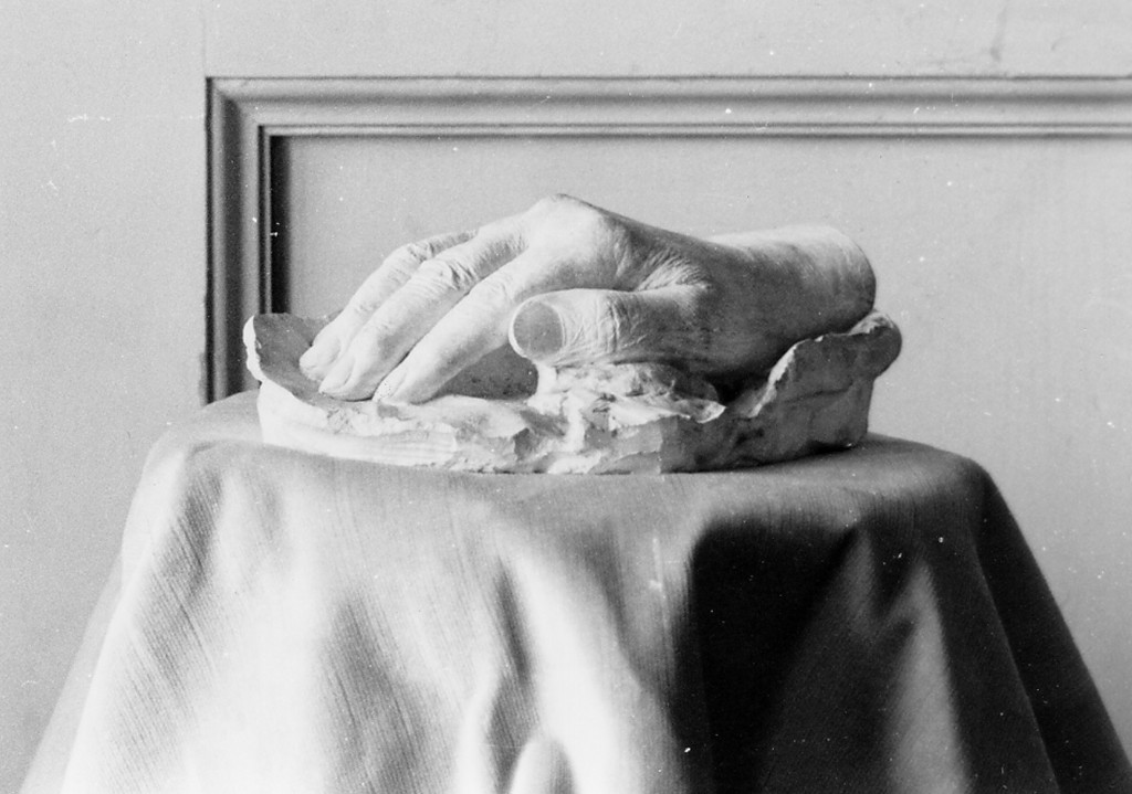 calco della mano di G. D'Annunzio (rilievo) di Minerbi Arrigo (attribuito) (sec. XX)