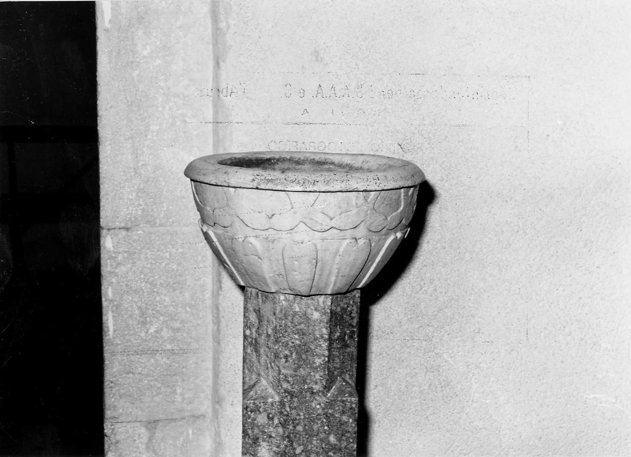 vasca di acquasantiera, opera isolata - bottega abruzzese (sec. XVII)