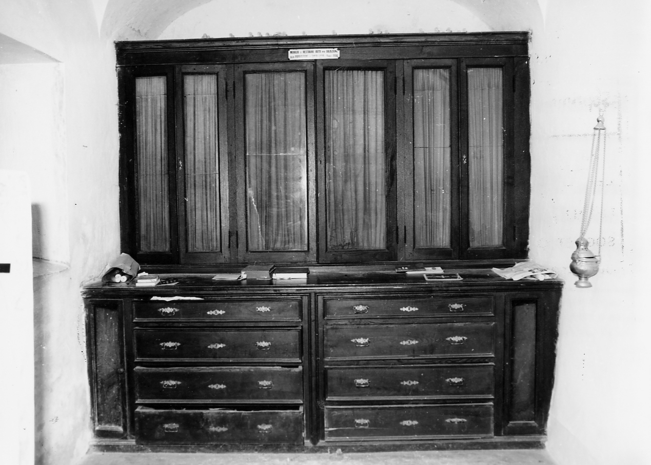 mobile da sacrestia con alzata - ambito Italia centrale (sec. XX)