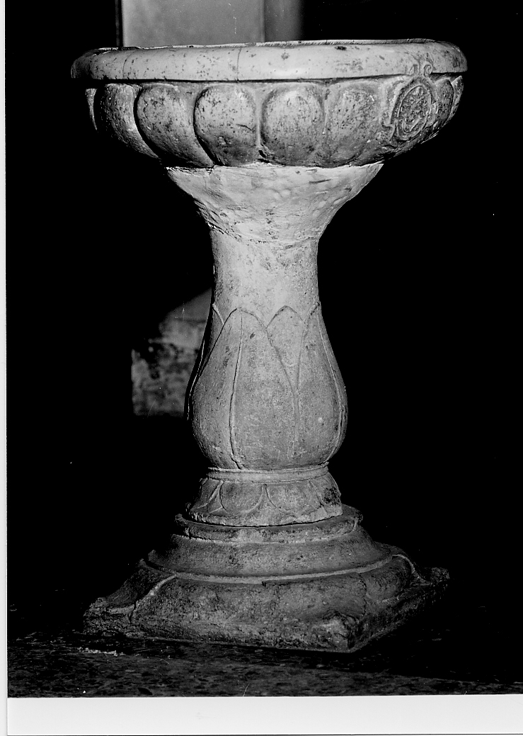 acquasantiera - a fusto - ambito Italia centrale (sec. XVI)