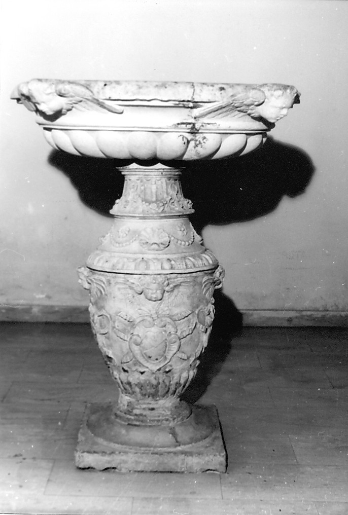 acquasantiera - a fusto - ambito Italia centrale (sec. XVI)